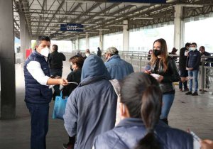 Encabeza ERP entrega de cubrebocas en Puebla capital