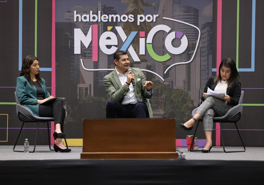 Armenta dialoga con j&oacute;venes de la UPAEP en el conversatorio &lsquo;Hablemos por M&eacute;xico&rsquo;