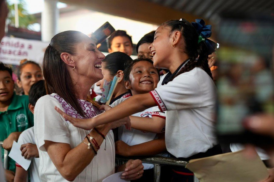 La presidenta Claudia Sheinbaum entrega becas Rita Cetina en Tabasco