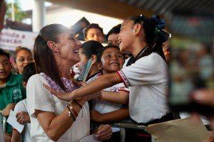 La presidenta Claudia Sheinbaum entrega becas Rita Cetina en Tabasco