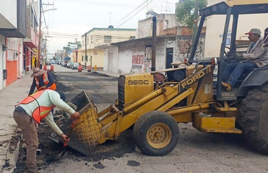 Gobierno municipal contin&uacute;a con trabajos de bacheo en calles de Texmelucan