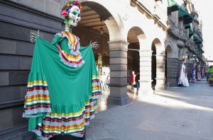 El Paseo de Flores y Catrinas enmarca la celebración del Día de Muertos en la capital