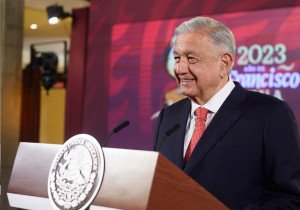 Critica AMLO fallos de la Suprema Corte sobre fideicomisos y vapeadores