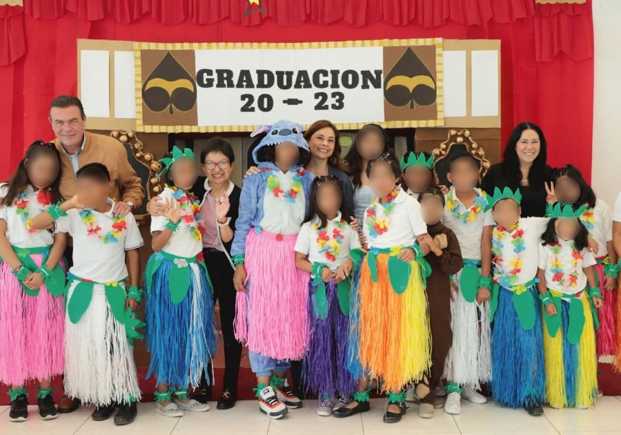 Reconoce SEDIF a graduados de Casa de la Niñez