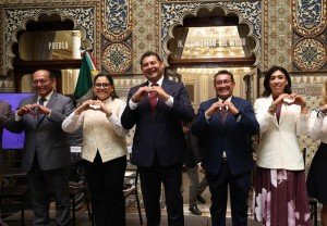 Devela Congreso placa para nombrar el Sal&oacute;n de Protocolo &ldquo;Elena Garro&rdquo; en la antigua sede