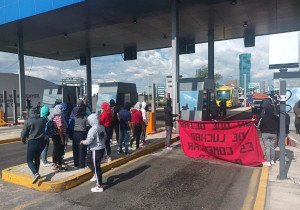 Toman caseta de autopista Puebla-Atlixco; se identificaron como normalistas