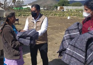 Lleva SEDIF apoyos a familias afectadas por contingencia en Tlachichuca y Acatzingo