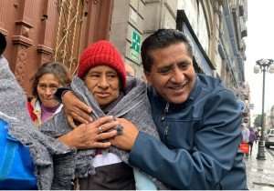 Entregan cobertores a personas para protegerse del tiempo