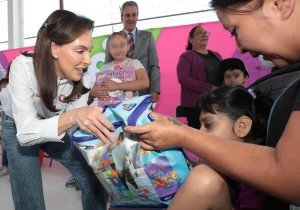 Pepe Chedraui y MariElise Budib conviven y regalan juguetes a niñas y niños del Centro Comunitario de San Ramón
