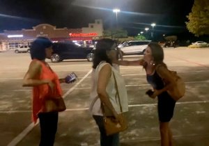 Mujer de ascendencia mexicana agrede a migrantes en Texas