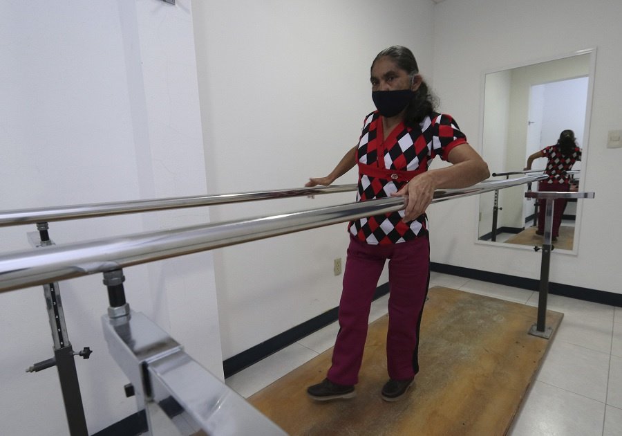 Beneficia SEDIF a persona de Tlacuilotepec, Puebla, con una prótesis