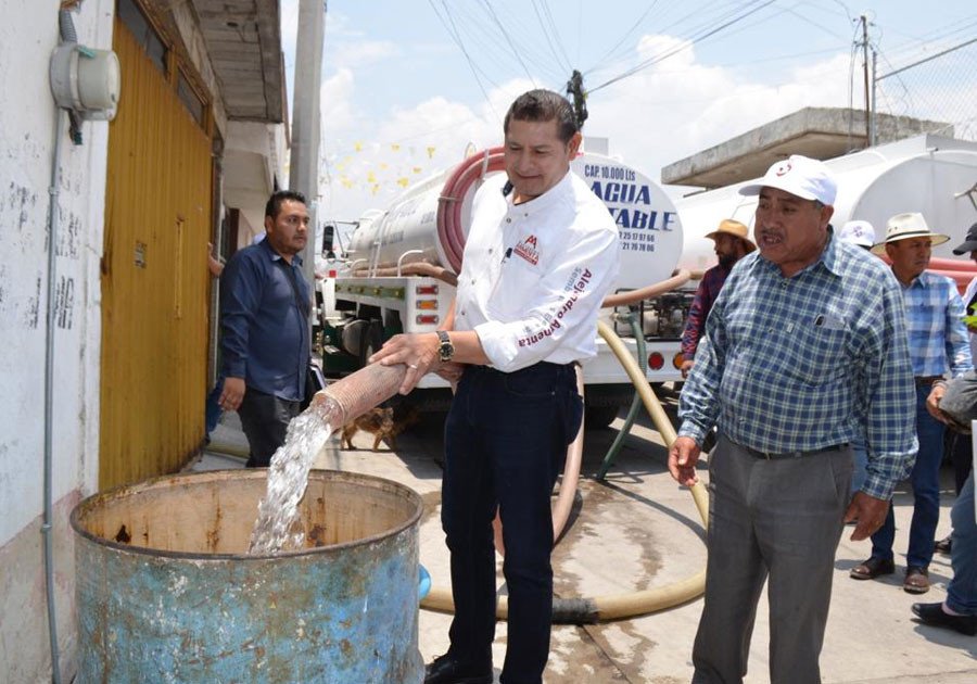 Armenta cumple y mantiene su compromiso de apoyar con pipas de agua a colonias de Puebla