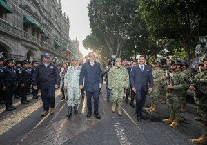 Encabeza Chedraui pase de lista a fuerzas municipales en z&oacute;calo de Puebla