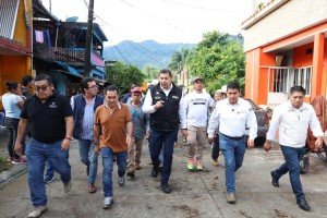 Gobernador Armenta recorre zona afecta por inundaciones en Chicontla