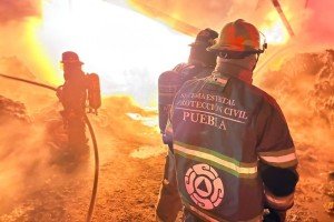Coordinación interinstitucional contiene incendio y salvaguarda población en Puebla