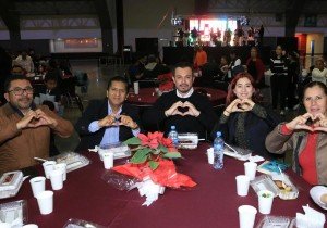 Familias disfrutan de Cena de Fin de A&ntilde;o organizada por Gobierno de Puebla
