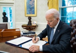 Ordena Corte de EU a Biden reestablecer el &lsquo;Qu&eacute;date en M&eacute;xico&rsquo;