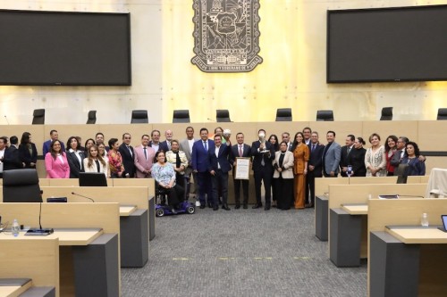 Reconocen en el Congreso del Estado al presidente del Club de Futbol Cruz Azul, V&iacute;ctor Manuel Vel&aacute;zquez