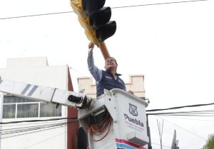 Retiran 43 sem&aacute;foros excedentes de San Manuel