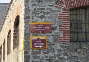 Colocan nueva señalética en Centro Histórico de Puebla