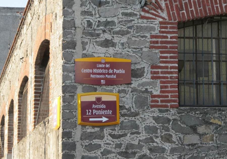 Colocan nueva señalética en Centro Histórico de Puebla