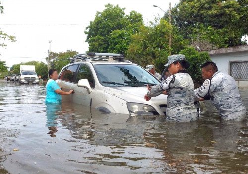 Apoyan Marina y GN a poblaci&oacute;n por inundaciones en Chetumal