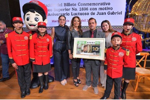 La titular de Loter&iacute;a, Olivia Salom&oacute;n, y el Gobernador de Michoac&aacute;n, Alfredo Ram&iacute;rez, develan billete en honor a Juan Gabriel &ldquo;el amor eterno de M&eacute;xico&rdquo;