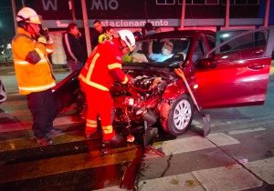 Choque entre automóvil y autobús deja 16 heridos en la 11 Sur