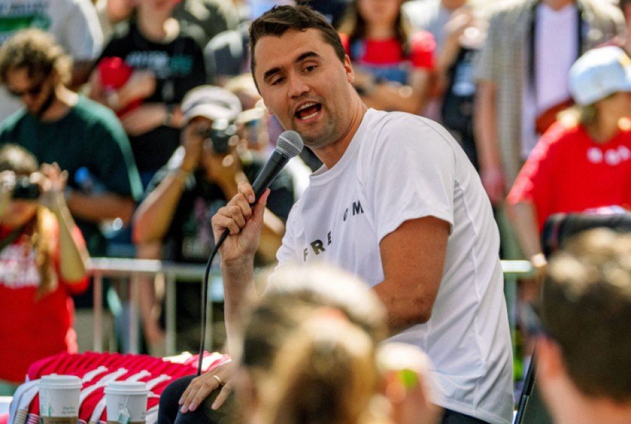 Charlie Kirk asesinado en Utah durante evento político frente a miles