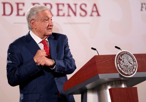 AMLO pide a Calderón responder por su relación con García Luna