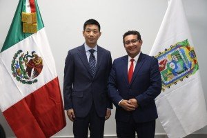 Pavel Gaspar y c&oacute;nsul de China sostienen reuni&oacute;n de trabajo