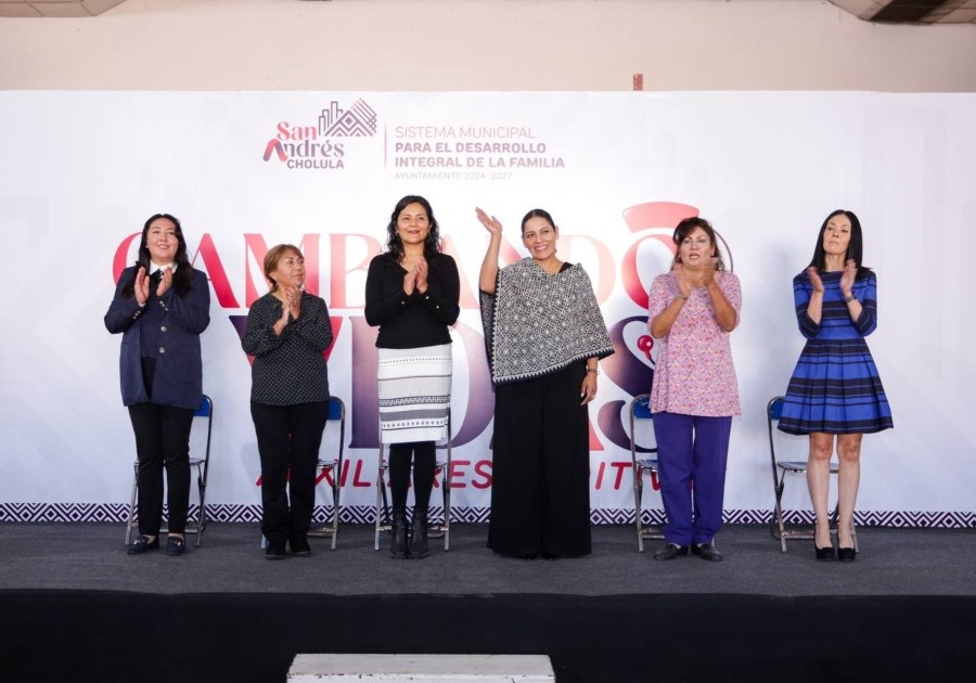 Entrega Lupita Cuautle auxiliares auditivos en San Andr&eacute;s Cholula