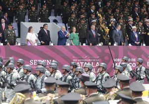 Encabezan AMLO y Sergio Salomón el desfile del 5 de Mayo
