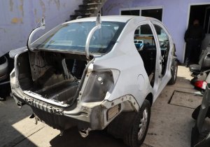 Aseguran vivienda donde desmantelaban autos robados en Puebla