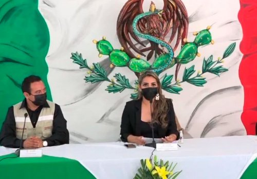 Encabeza Evelyn Salgado acto oficial delante de una bandera modificada