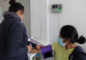 DIF de San Andrés Cholula acerca servicios de salud a familias de Acatepec