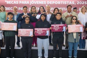 Entrega Tonantzin Fernández becas a jóvenes estudiantes y deportistas