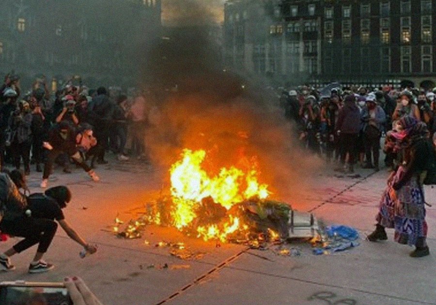 Desmantelan feministas restos del campamento de FRENAA