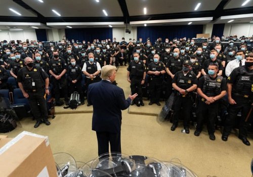 Despide Trump a funcionario de seguridad electoral