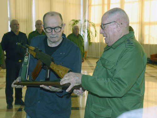 Silvio Rodr&iacute;guez recibe fusil AKM en Cuba durante acto oficial por el D&iacute;a de la Defensa