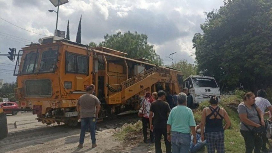 Choque entre autobús y tren deja 21 heridos en Puebla