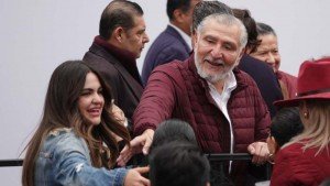 Renuncia Ad&aacute;n Augusto al liderazgo de Morena en Senado y va a territorio