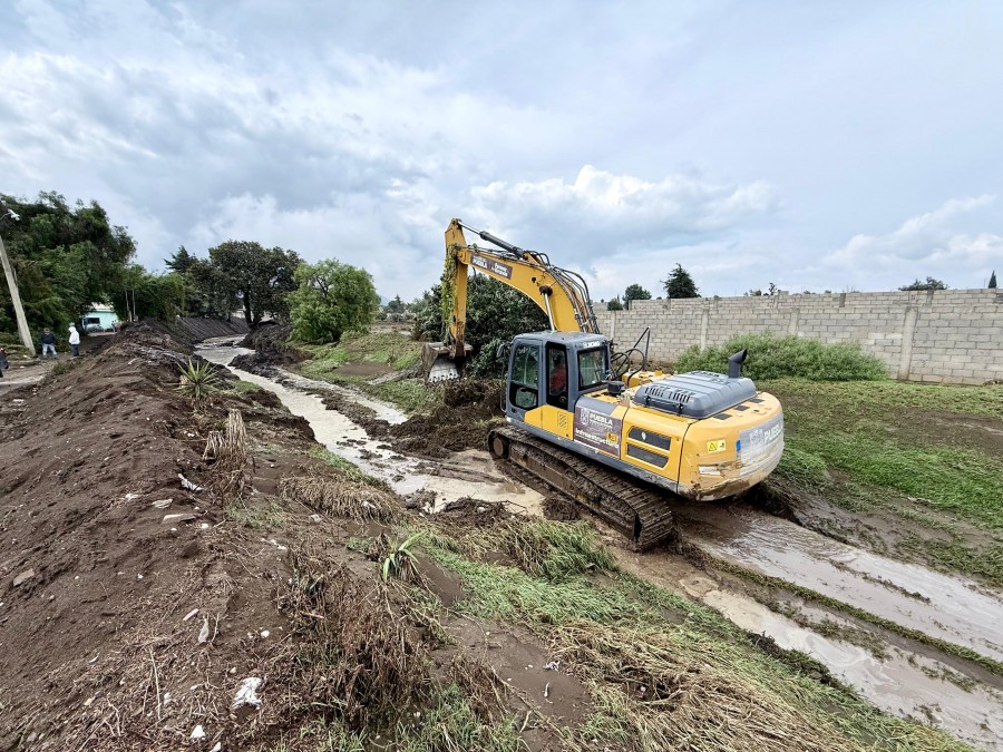 Gobierno estatal despliega maquinaria pesada tras deslaves e inundaciones en Ciudad Serd&aacute;n