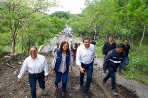 Gobierno federal y estatal encabezan reapertura de caminos y entrega de víveres en Pantepec