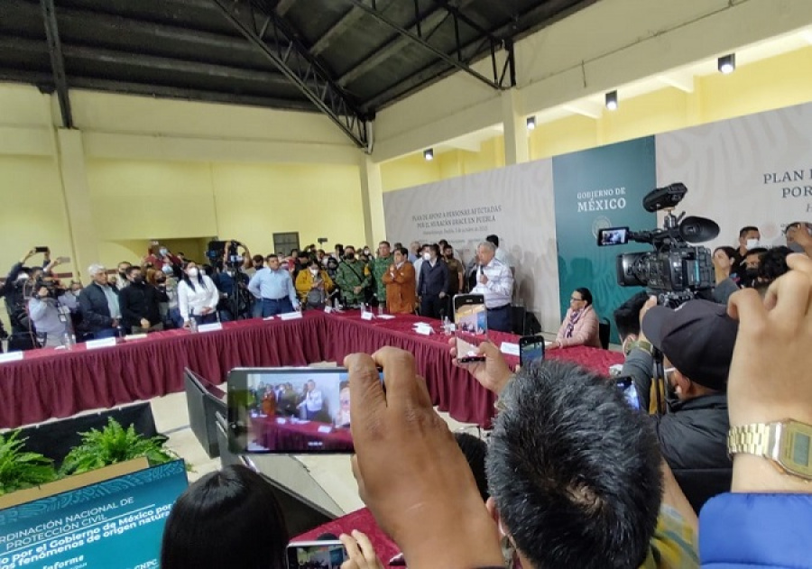 Dan portazo para increpar a AMLO, pero terminan aplaudiéndolo