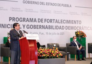 Llama Barbosa a alcaldes a formar gobiernos honestos y cercanos a la gente
