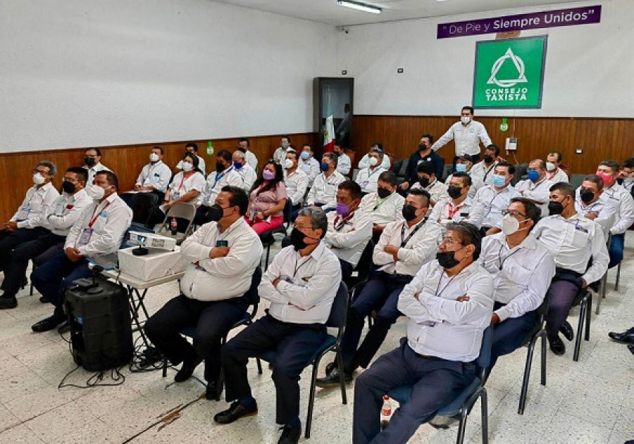 Taxistas del MNT Puebla se capacitan en uso de Redes Sociales como herramienta de seguridad para usuarias