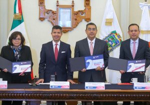 El mandatario Sergio Salomón Céspedes Peregrina asiste al segundo informe del alcalde Eduardo Rivera Pérez