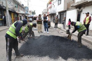 Supervisa Pepe Chedraui trabajos de bacheo en colonia Popular Castillotla