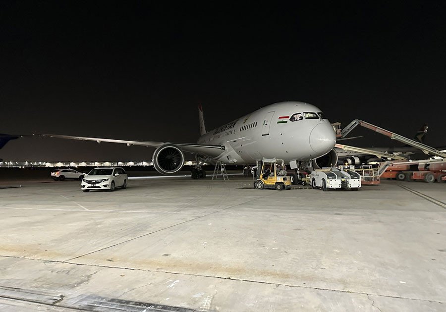 Ex avión presidencial con nuevos logos vuela ya a Tayikistán